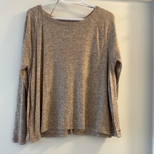 Roots top. Light brown/cream. Size M